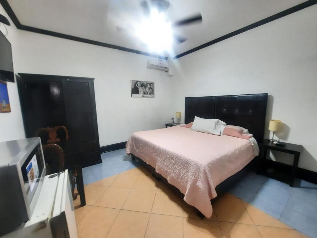 Hotel Garcias Suites, Linares Zewnętrze zdjęcie