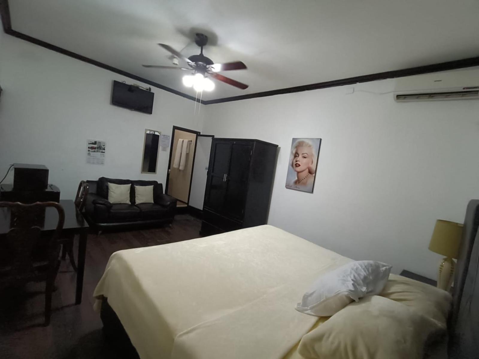 Hotel Garcias Suites, Linares Zewnętrze zdjęcie